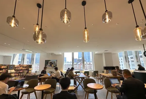 スターバックスコーヒー TSUTAYA BOOKSTORE MARUNOUCHI店の写真・動画_image_602227