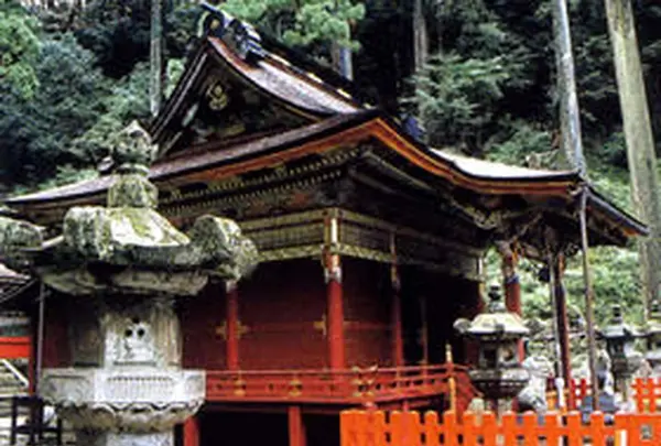 入母屋造の本殿