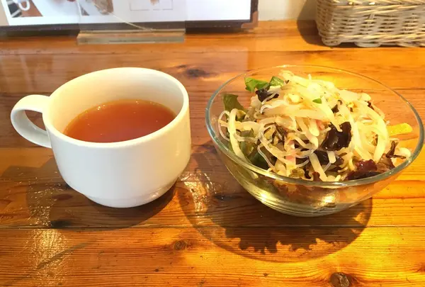 ランチはスープとサラダ付き
