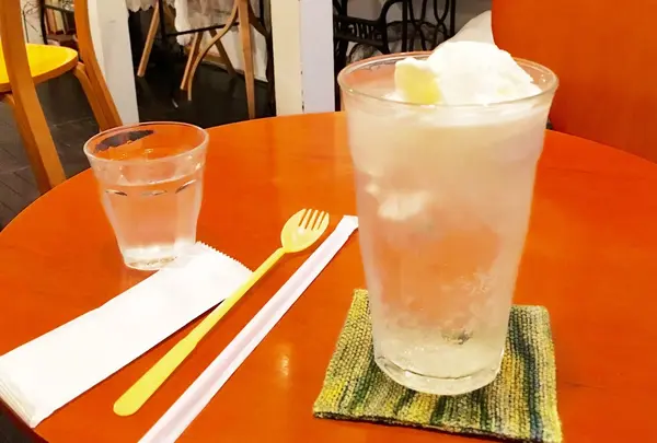 無色のクリームソーダ