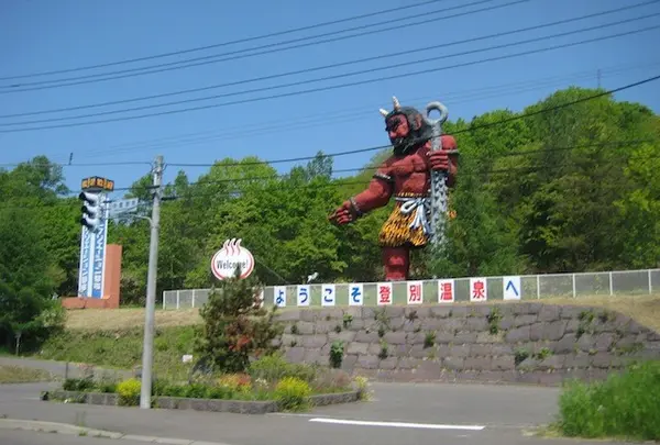 赤オニがお出迎え。