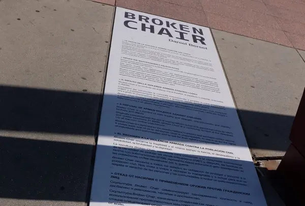 Broken Chair Sculptureの写真・動画_image_92800