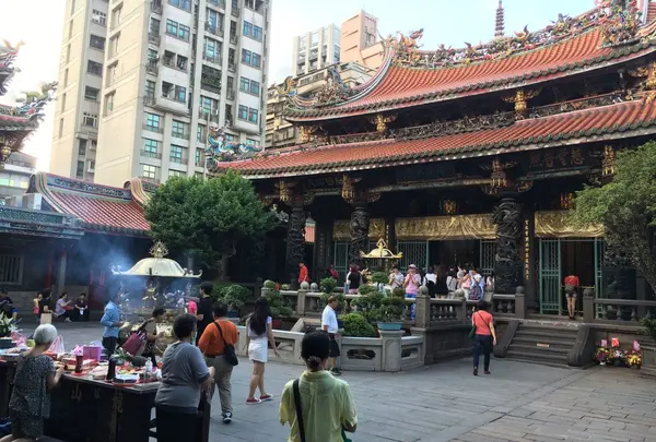 参拝はお線香をつかって