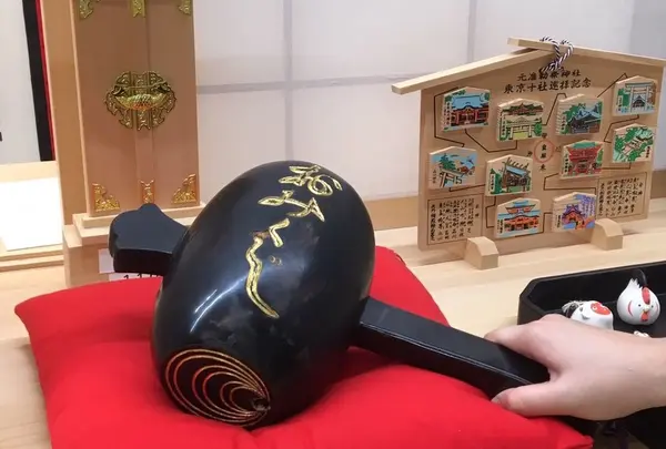 打ち出の小槌？いいえ、おみくじです。