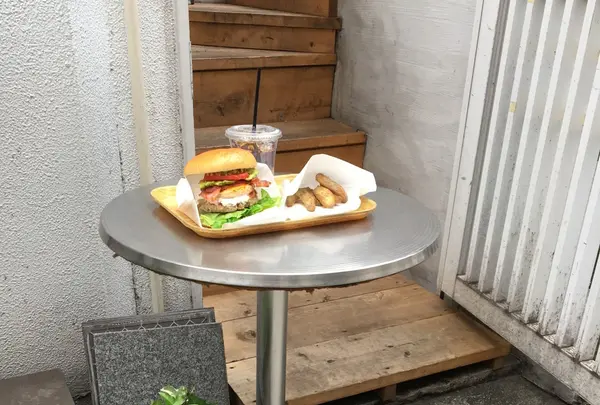 おすすめはジューシーなハンバーガー