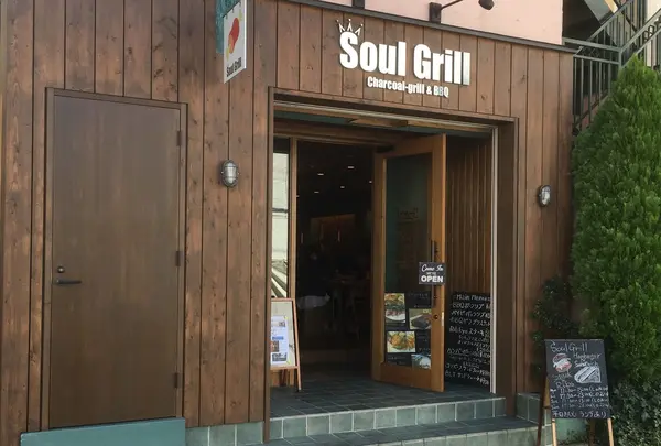 明るく広々とした店内です