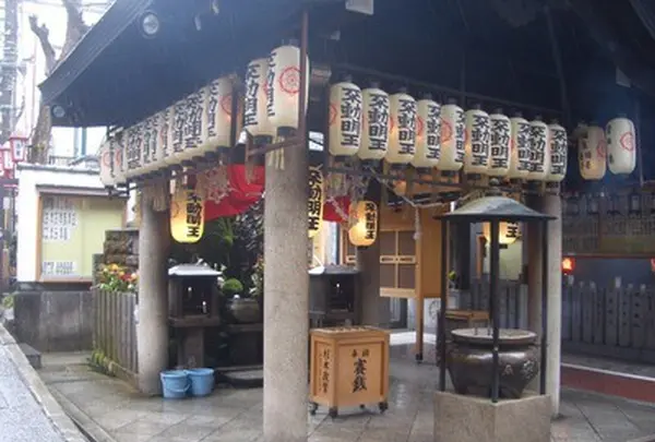 法善寺横丁内には、法善寺