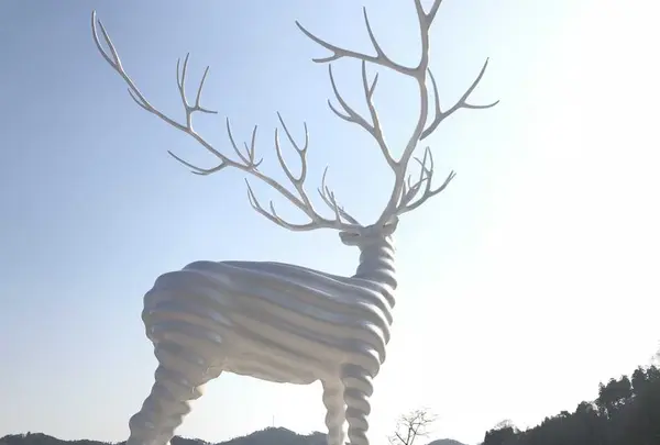 白い鹿のオブジェの写真・動画_image_312227