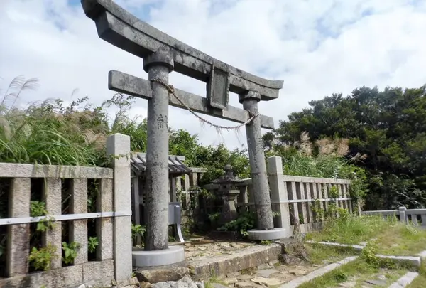 弥彦神社御神廟
