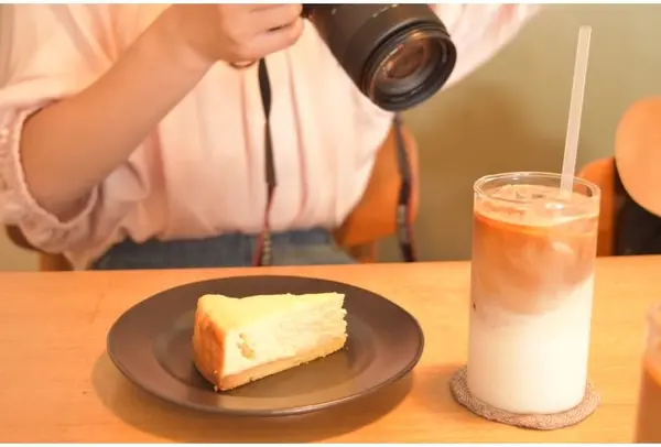 チーズケーキとアイスラテ