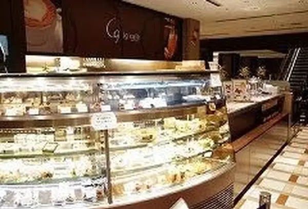 ：店内にはケーキがたくさん