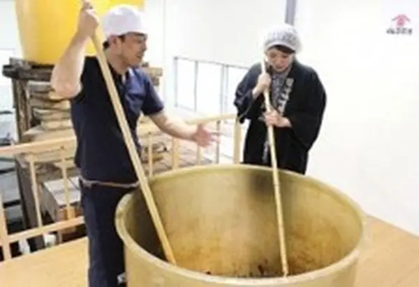 左半分は春日神社目の前の「野村醤油株式会社」で