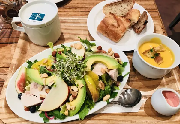 ビーツのドレッシングとアボカドと季節のフルーツのサラダ🥗