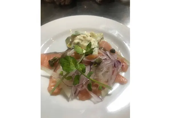 スモークサーモンとアボカドのタルタルソース和え