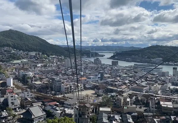後方/ロープウェイから見える尾道水道•尾道の街並み