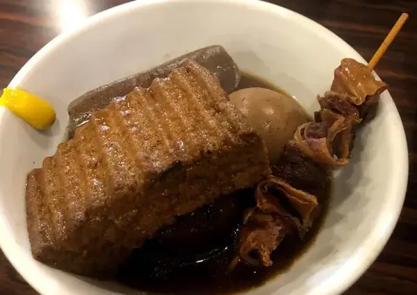 店の外には黒おでん