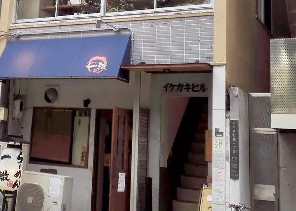 ▶︎ 階段上がって2F