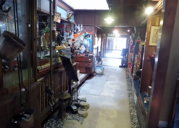 古い商家の建物を探検…！