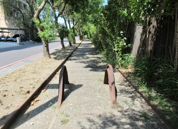駅付近の歩道