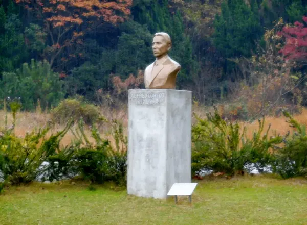 島を眺めるコルトーの像