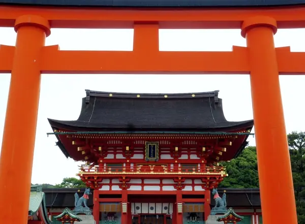 色鮮やかな社殿