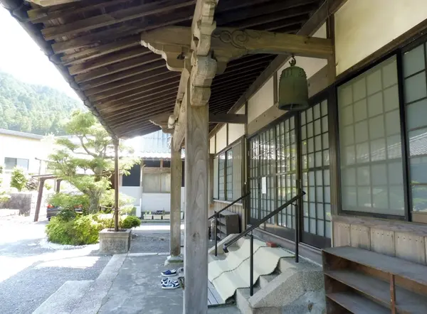 本堂には仏像がいろいろ