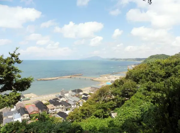 打ち寄せる波の音