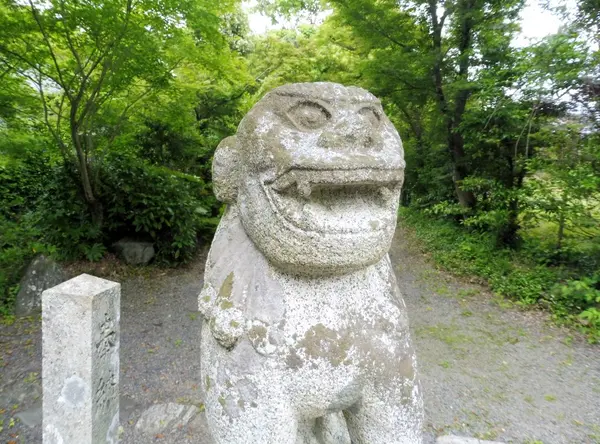 狛犬の顔が猿…？