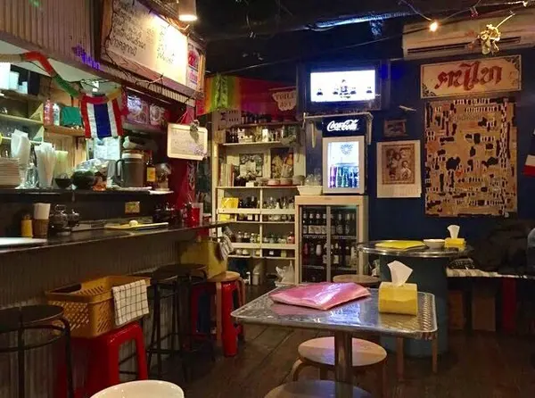 タイの食堂みたいなポップな店内。