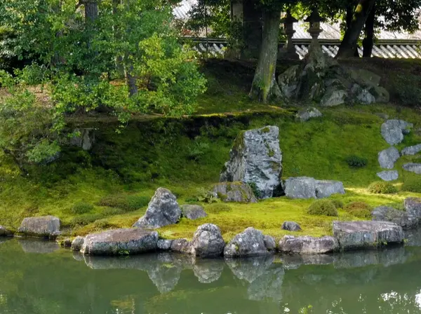 庭園の藤戸石