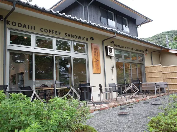 坂道の途中にカフェがあります