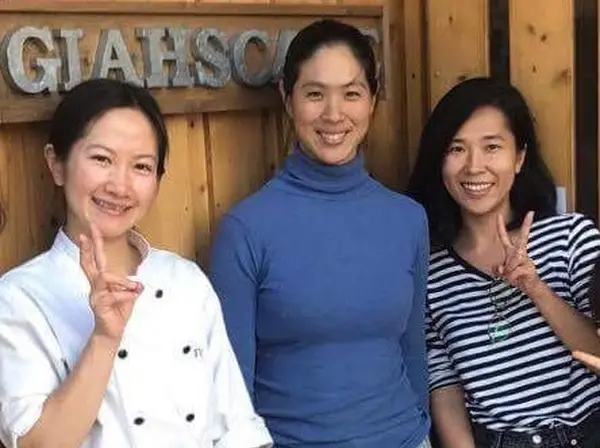 野菜スイーツを生み出す八木さん(左)