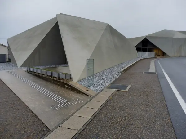 建物は不思議な形の外観