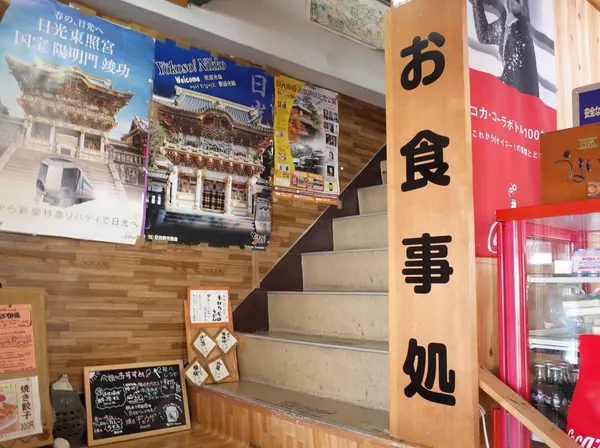お店は二階