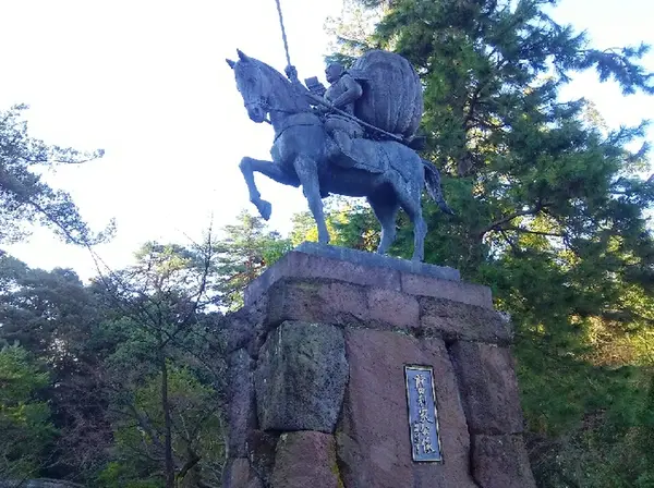 馬上の利家公像