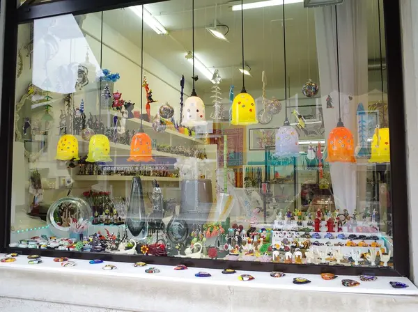 ガラス細工のお店がいっぱい