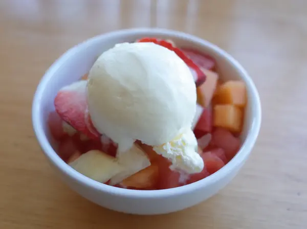デザートはアイスクリーム＆フルーツ