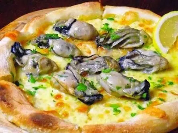 地元の新鮮な食材を使った料理