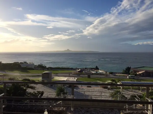 天気が良ければ離島の伊江島も見えますよぉ〜