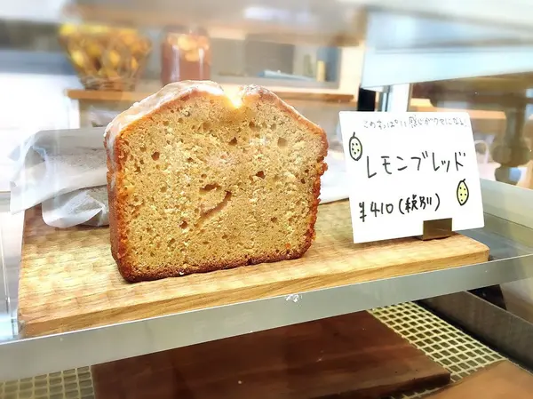 売り切れ必至のパンやケーキ