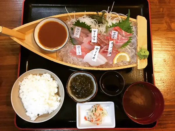 舟盛り刺身定食（1580円）
