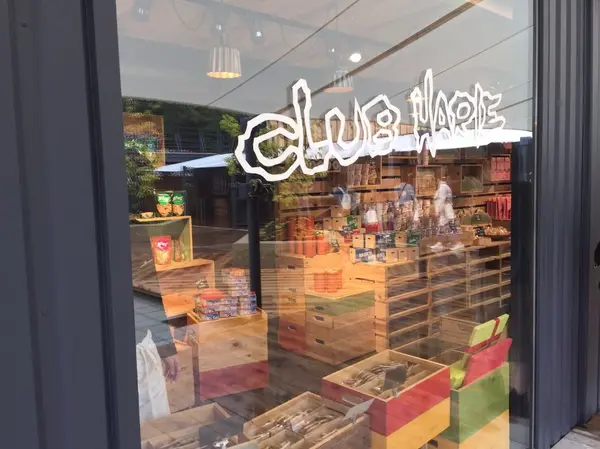 おもちゃ箱のようなお菓子屋さん