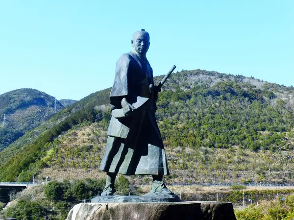 慎太郎の等身大の像です