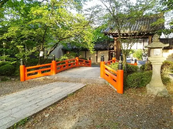 東門と朱塗りの欄干の小橋