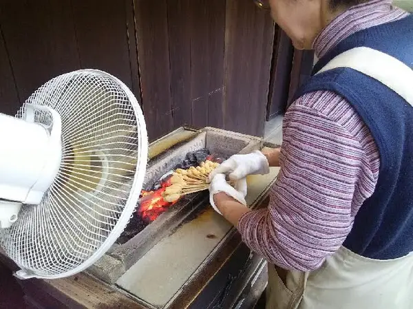 炭火でこんがり焼きます
