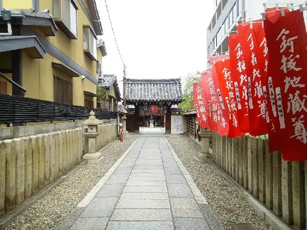 参道の赤い幟が印象的