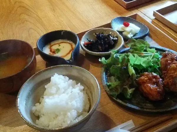 近江米の米粉で揚げた「唐揚げ定食」