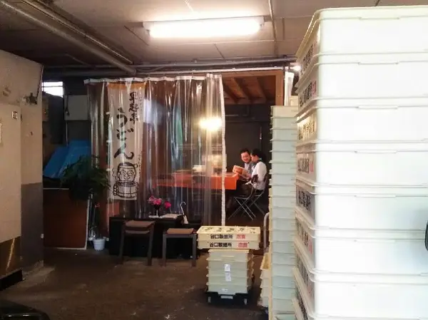 ズズイと奥へ