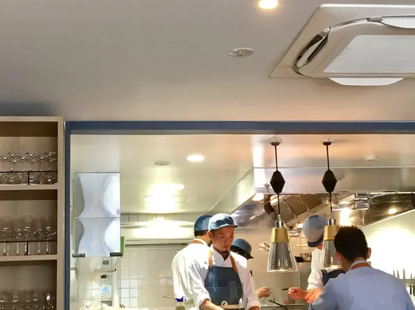 デニムブルーを基調とした開放的な店内