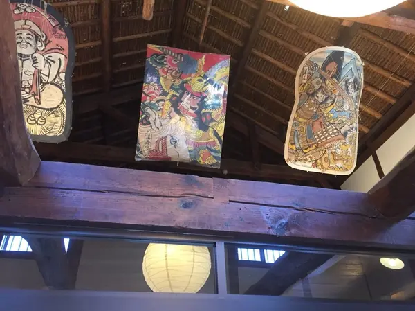 店内は古い倉庫を改装